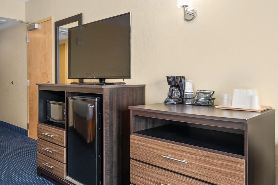 Room, Pets Not Allowed, Partial Ocean View | Blackout drapes, iron/ironing board, free WiFi, bed sheets