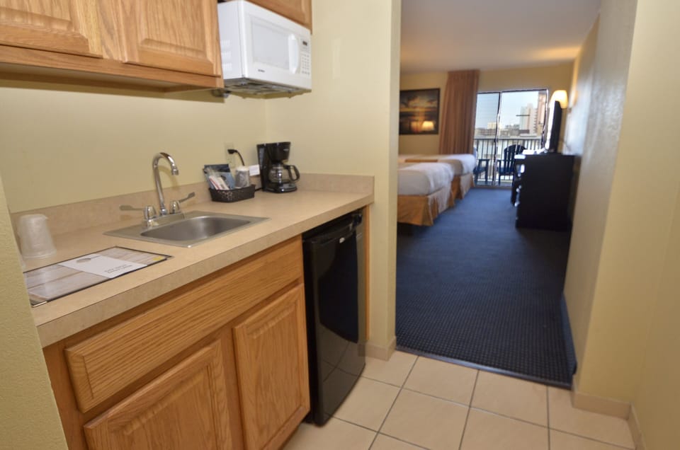 Standard Room, Pets Not Allowed | Private kitchenette | Fridge, microwave, coffee/tea maker
