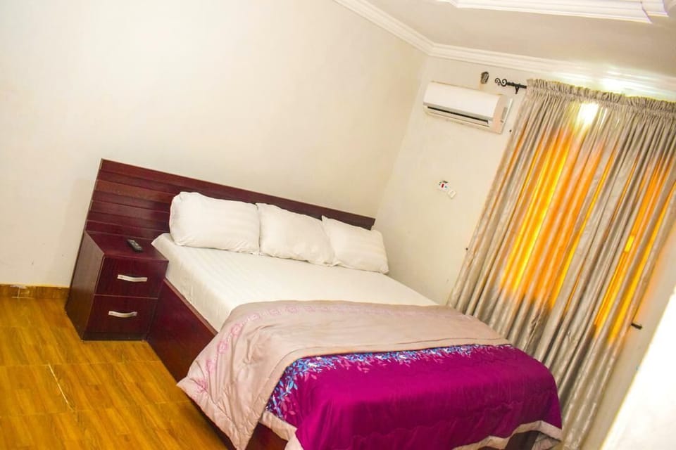 Executive Room | Iron/ironing board, free WiFi, bed sheets