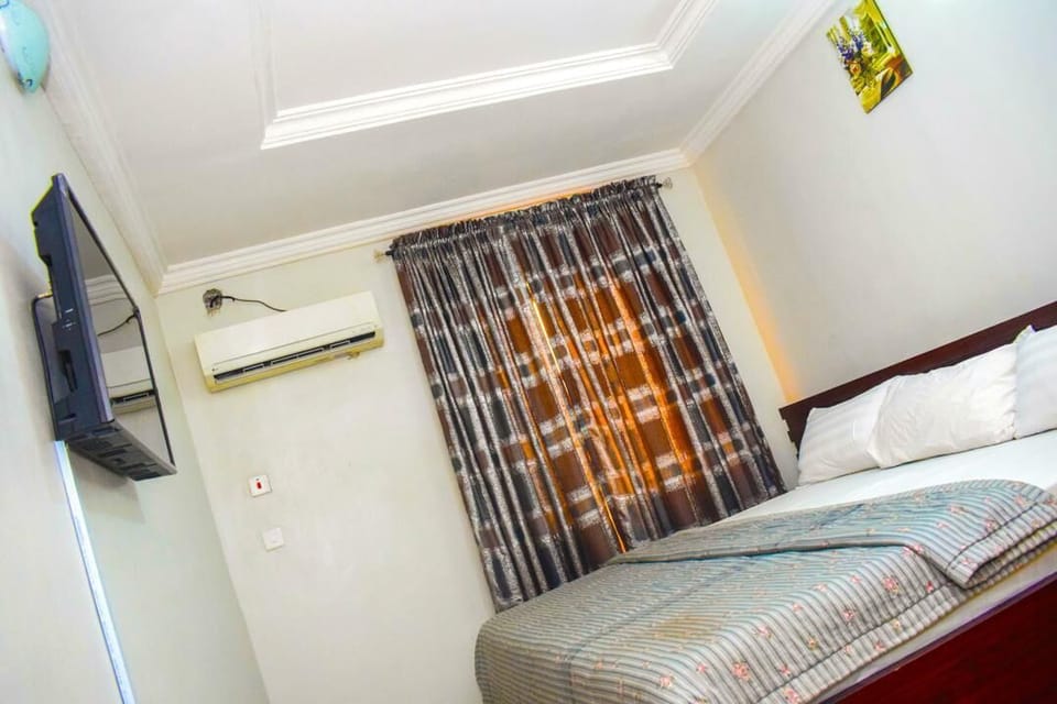 Executive Room | Iron/ironing board, free WiFi, bed sheets