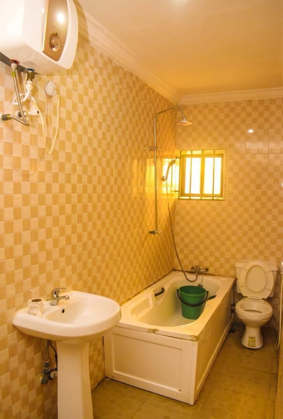 Combined shower/tub, towels, soap, shampoo