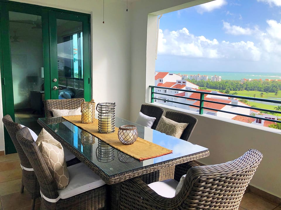 Have breakfast, lunch or dinner with this awesome view!