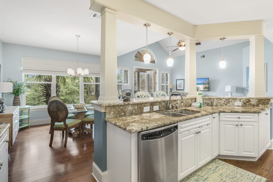 Kitchen & Dining