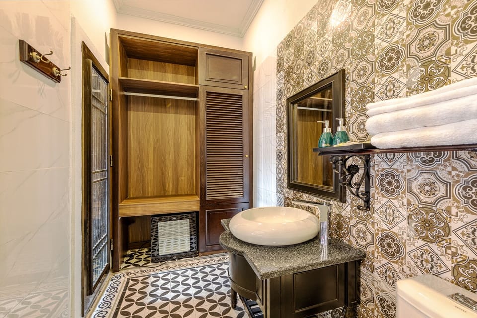 Deluxe Double or Twin Room | Bathroom | Shower, hair dryer, slippers, towels