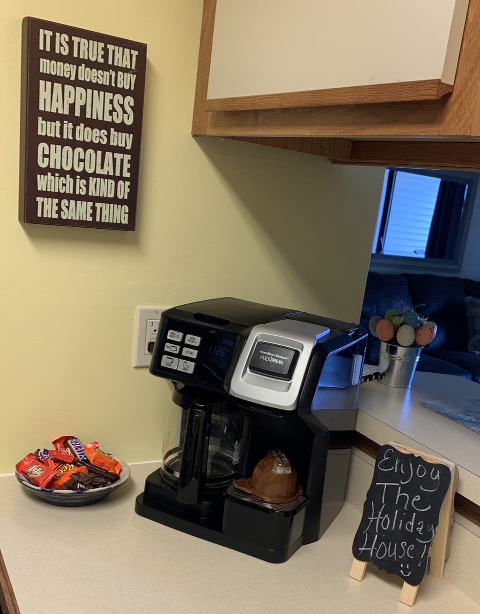 Keurig coffee maker- 
single cup or full pot