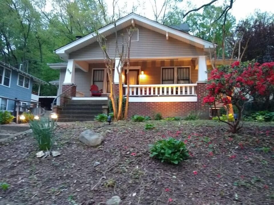 3 Blocks to restaurants and walking bridge over Tennessee River 