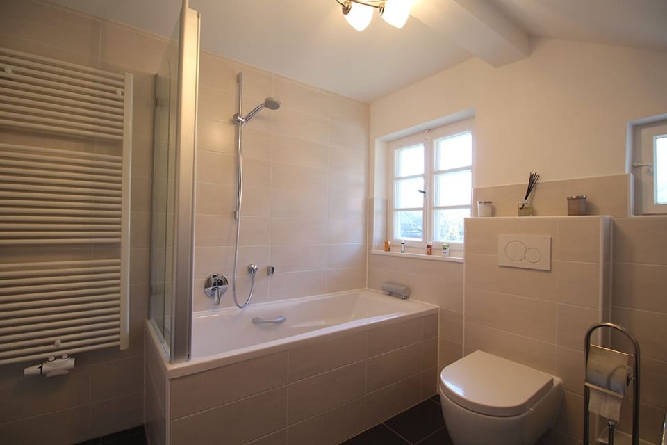 House, 2 Bedrooms, Lanai, Mountain View (Alpenschloss) | Bathroom | Bathtub, hair dryer, towels, toilet paper