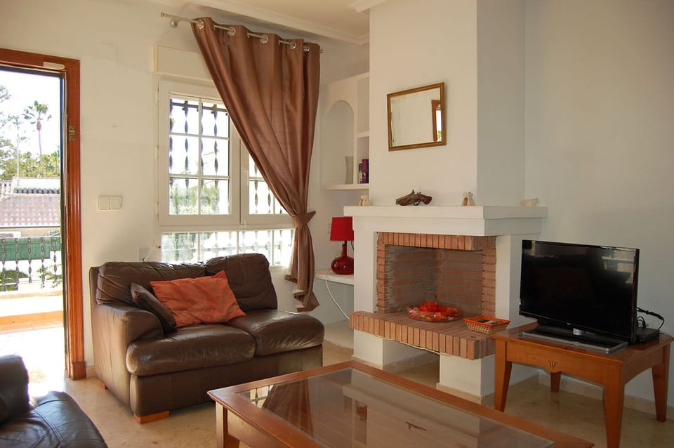 Spacious Living Room with UK TV & WIFI