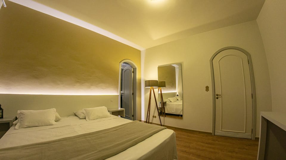 Deluxe Double Room, 1 King Bed | Egyptian cotton sheets, premium bedding, pillowtop beds, minibar