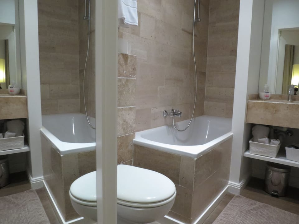 Basic Double Room, Bathtub | Bathroom | Free toiletries, hair dryer, towels