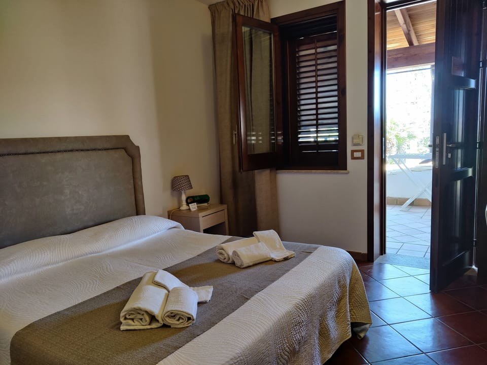 Deluxe Room | Frette Italian sheets, premium bedding, down comforters