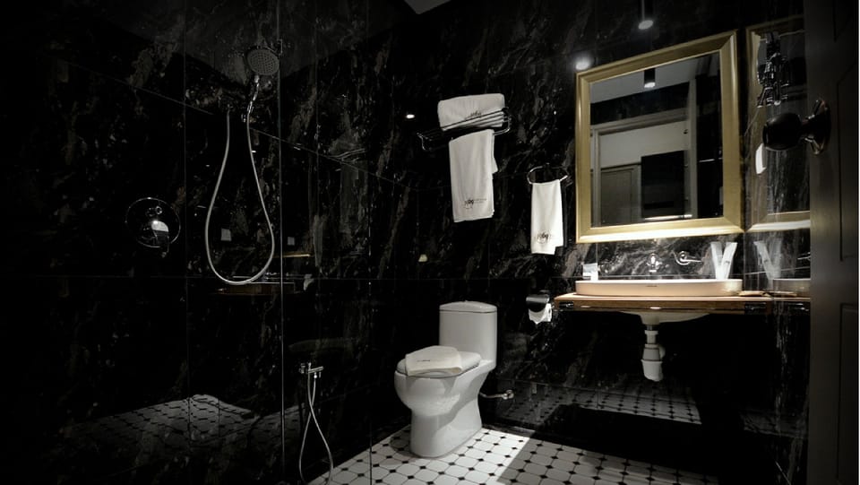 Premier Queen | Bathroom | Shower, rainfall showerhead, hair dryer, slippers