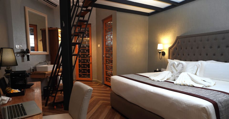 Mozart Loft | In-room safe, desk, laptop workspace, blackout drapes