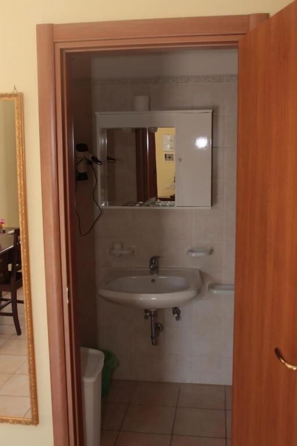 Shower, rainfall showerhead, free toiletries, hair dryer