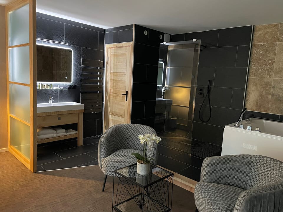 Suite Balneo Duo | Bathroom | Free toiletries, hair dryer, towels, soap
