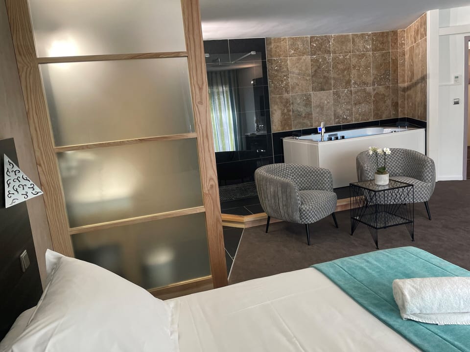 Suite Balneo Duo | Premium bedding, desk, soundproofing, iron/ironing board