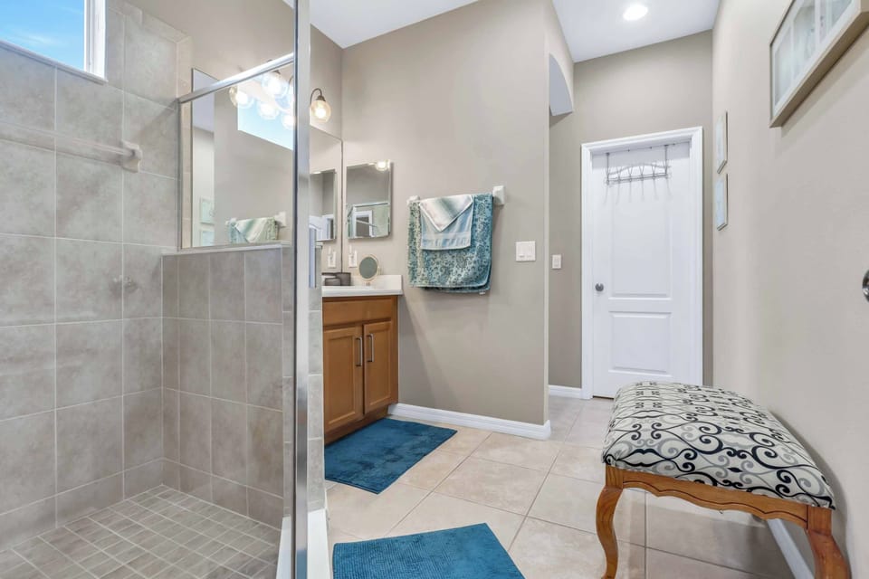 Full bathroom attacked to the master bedroom