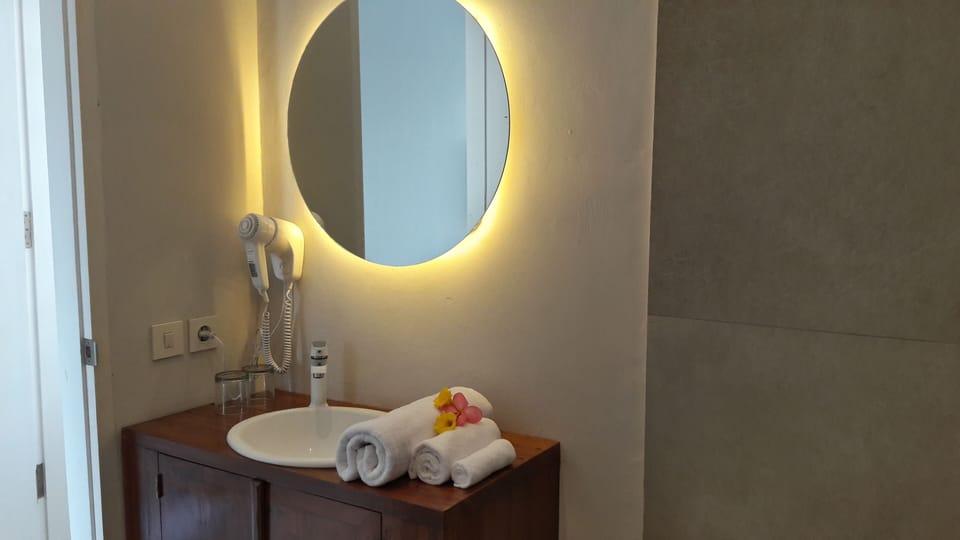 Deluxe Double or Twin Room, Balcony | Bathroom sink