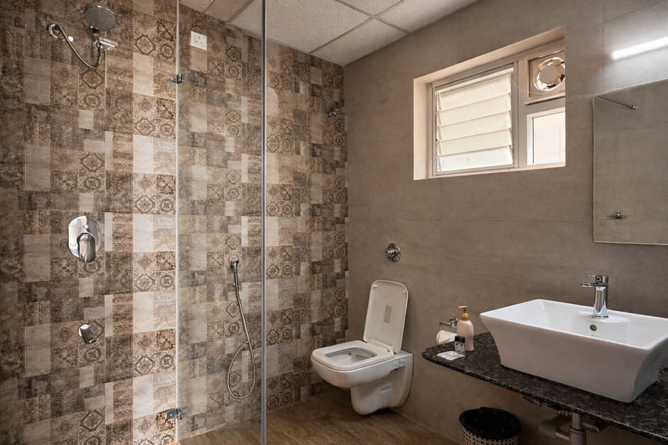 Deluxe Double Room | Bathroom | Shower, towels
