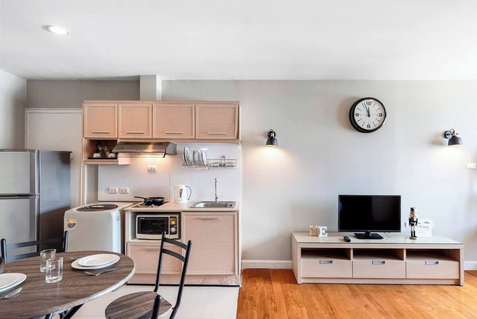 Superior Studio B (checkin 8am - 8pm) | Living area | 32-inch LCD TV with cable channels, TV, DVD player
