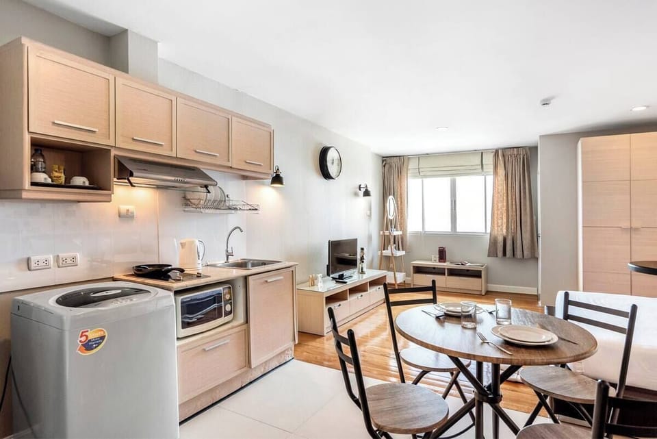 Superior Studio B (checkin 8am - 8pm) | Living area | 32-inch LCD TV with cable channels, TV, DVD player