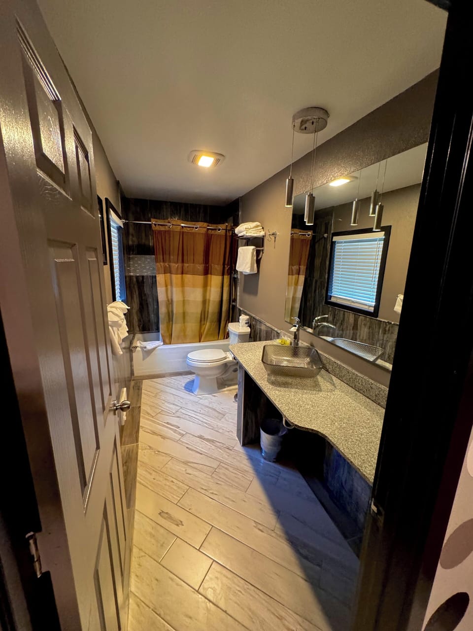 High Desert Deluxe Double Queen | Bathroom | Free toiletries, hair dryer, towels, soap