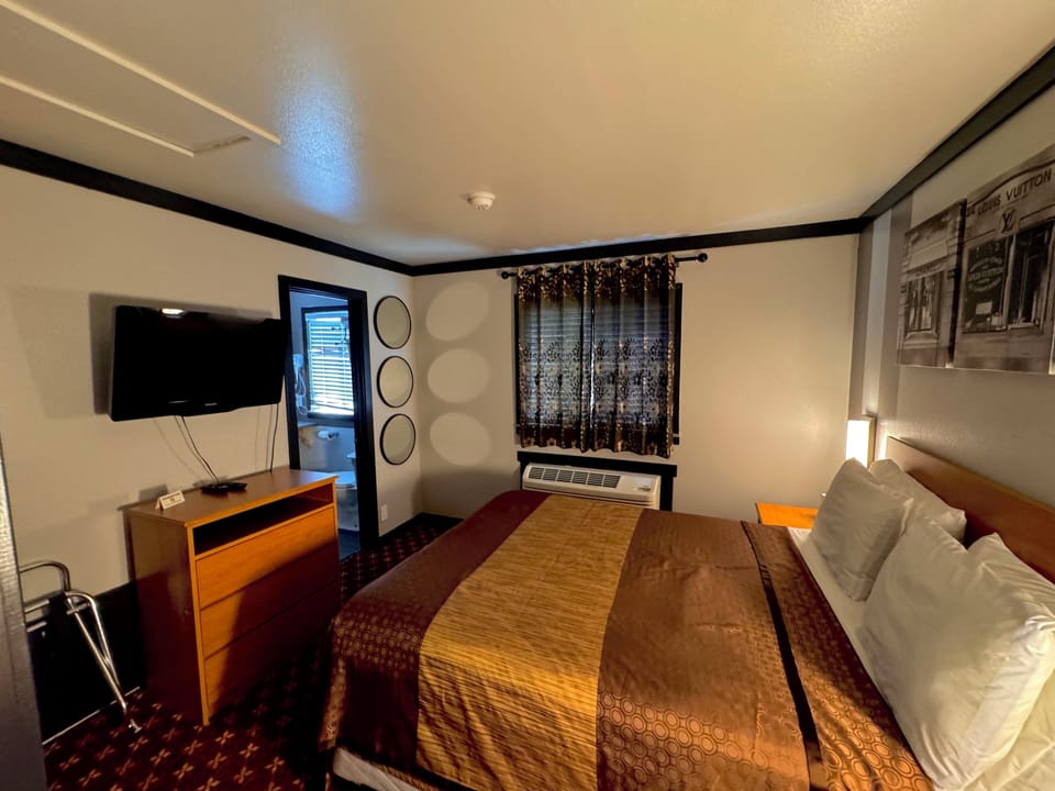 Sisters Queen Spa Suite | Premium bedding, pillowtop beds, desk, laptop workspace