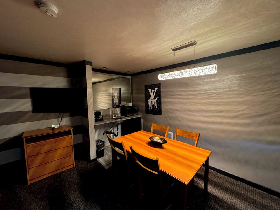 Broken Top King Spa Suite | Living area | 40-inch LED TV with cable channels, TV
