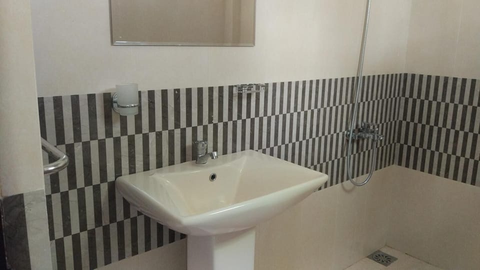 Shower, bidet, towels