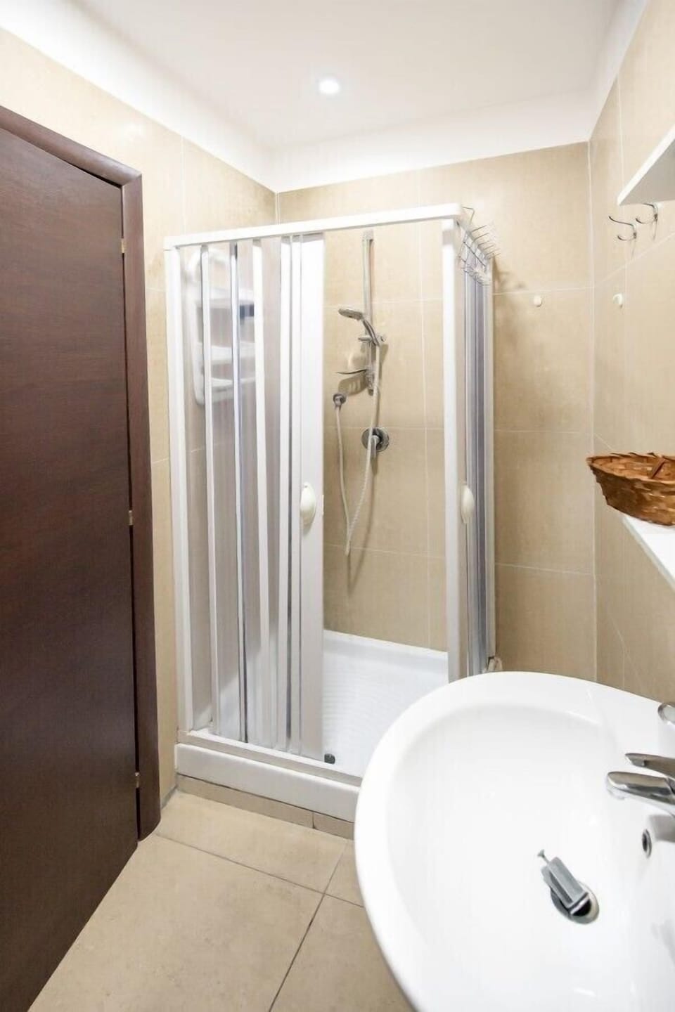 Economy Single Room | Bathroom | Shower, rainfall showerhead, towels