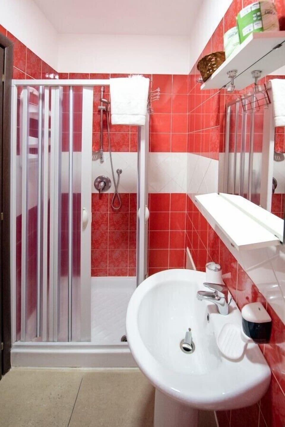 Triple Room | Bathroom | Shower, rainfall showerhead, towels