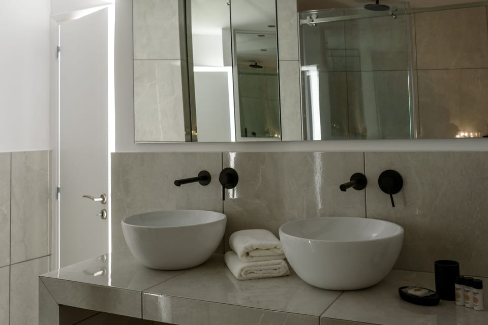 Deluxe Apartment, 2 Bedrooms | Bathroom | Shower, free toiletries, hair dryer, bathrobes