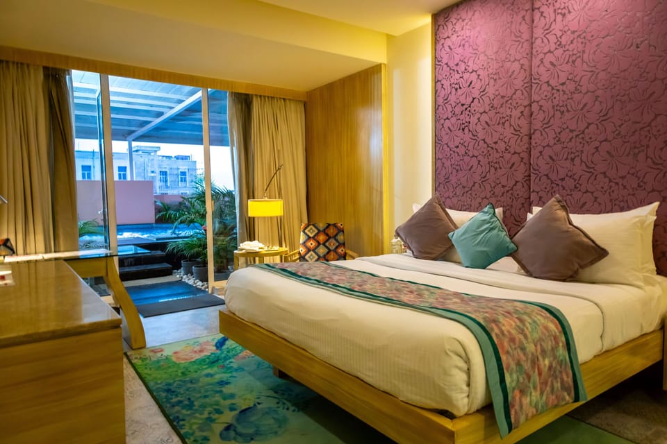 Plunge Pool King size bed with Bath tub | 1 bedroom, minibar, in-room safe, laptop workspace