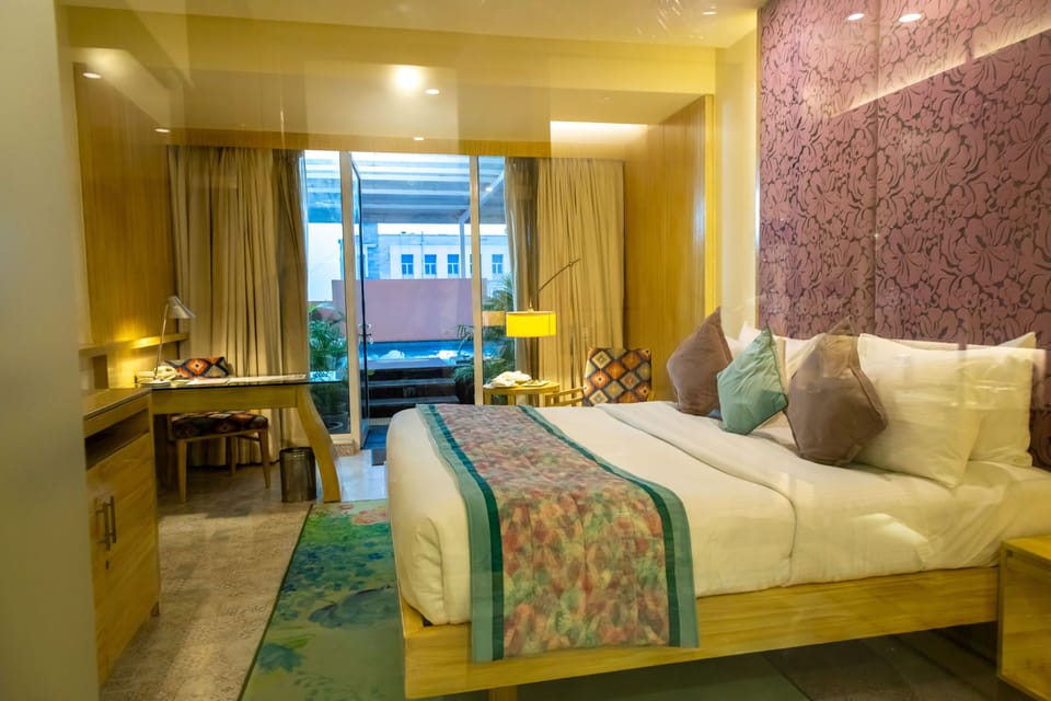 Plunge Pool King size bed with Bath tub | 1 bedroom, minibar, in-room safe, laptop workspace
