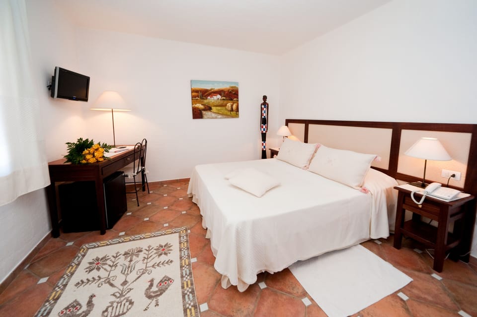 Classic Double or Twin Room | Minibar, desk, free WiFi, bed sheets