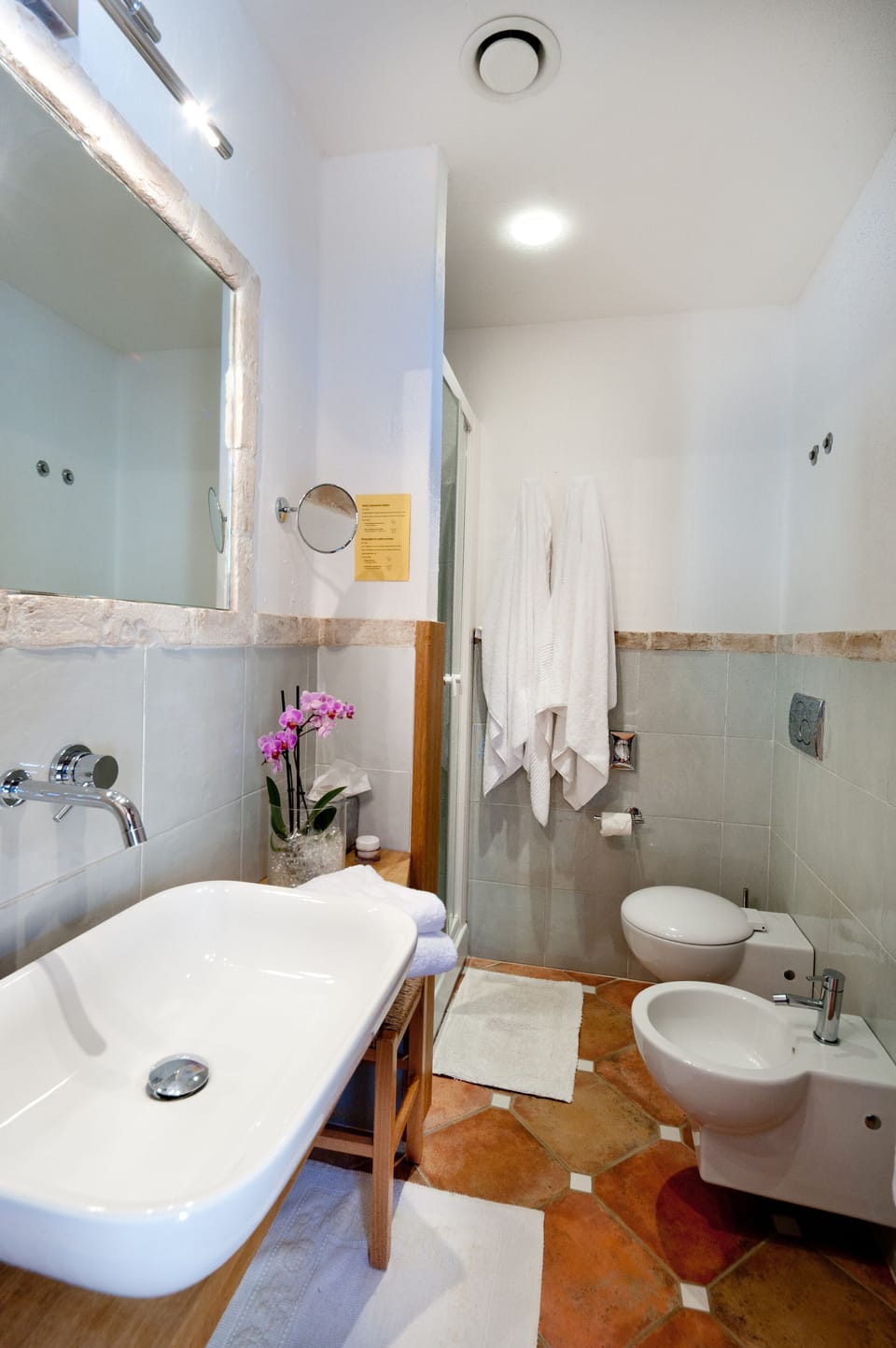 Superior Double or Twin Room | Bathroom | Shower, rainfall showerhead, free toiletries, hair dryer