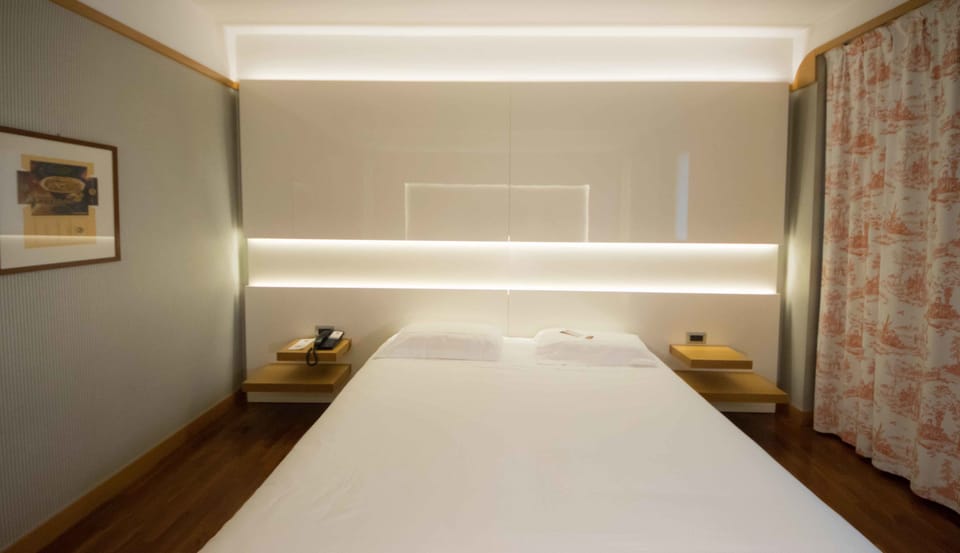 Hypo-allergenic bedding, minibar, in-room safe, desk