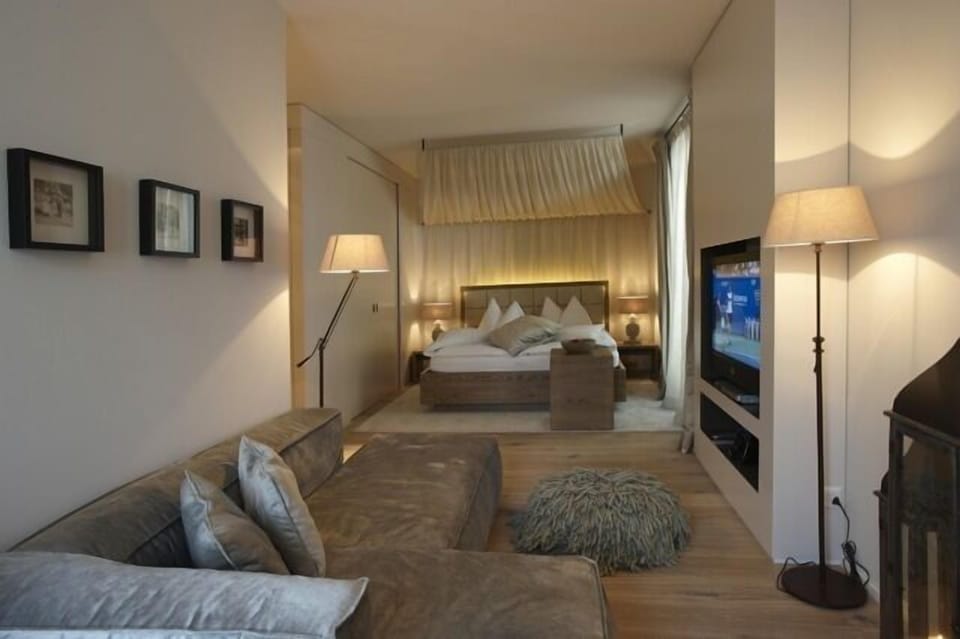 Premium Suite (Charming) | Minibar, in-room safe, desk, soundproofing