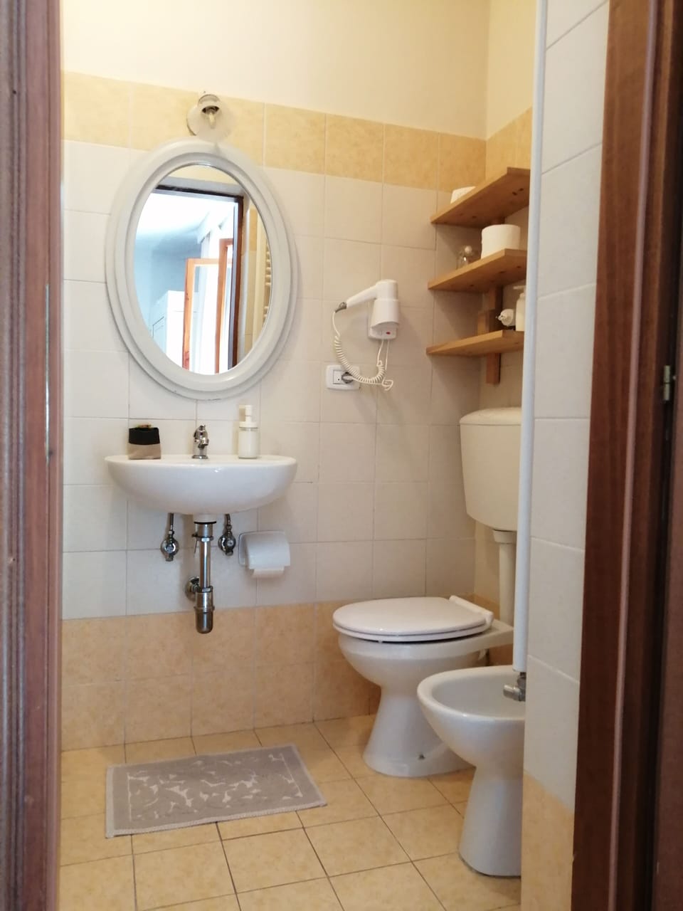 Family Room, Private Bathroom | Bathroom | Shower, rainfall showerhead, free toiletries, hair dryer