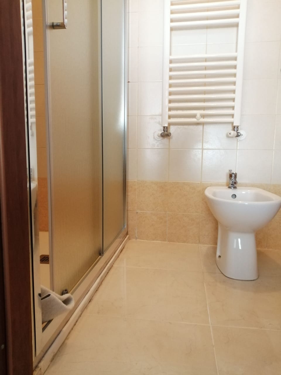 Quadruple Room, Private Bathroom | Bathroom | Shower, rainfall showerhead, free toiletries, hair dryer