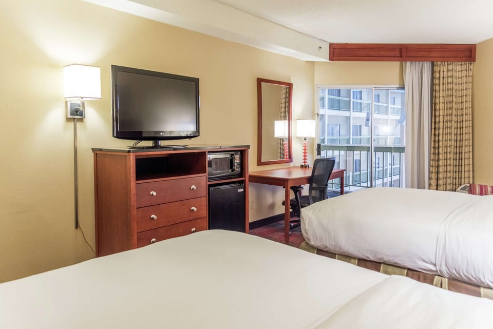 Room, Non Smoking, Balcony | Down comforters, pillowtop beds, in-room safe, desk