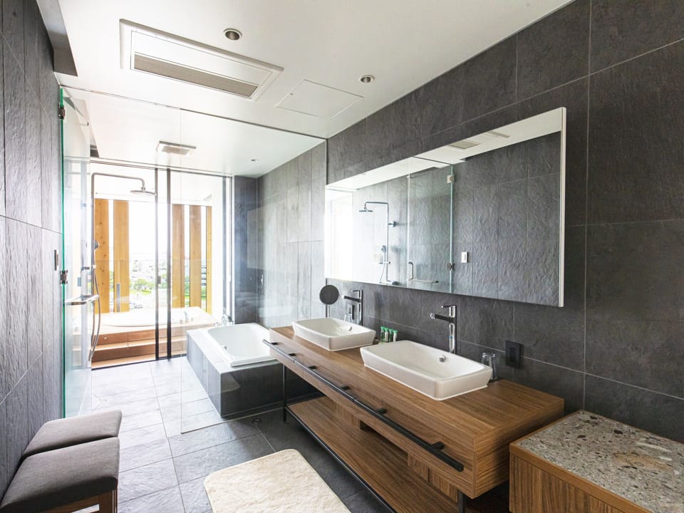 Luxury Suite | Bathroom | Separate tub and shower, rainfall showerhead, free toiletries