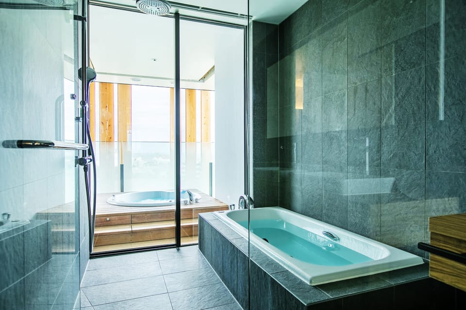 Luxury Suite | Bathroom | Separate tub and shower, rainfall showerhead, free toiletries