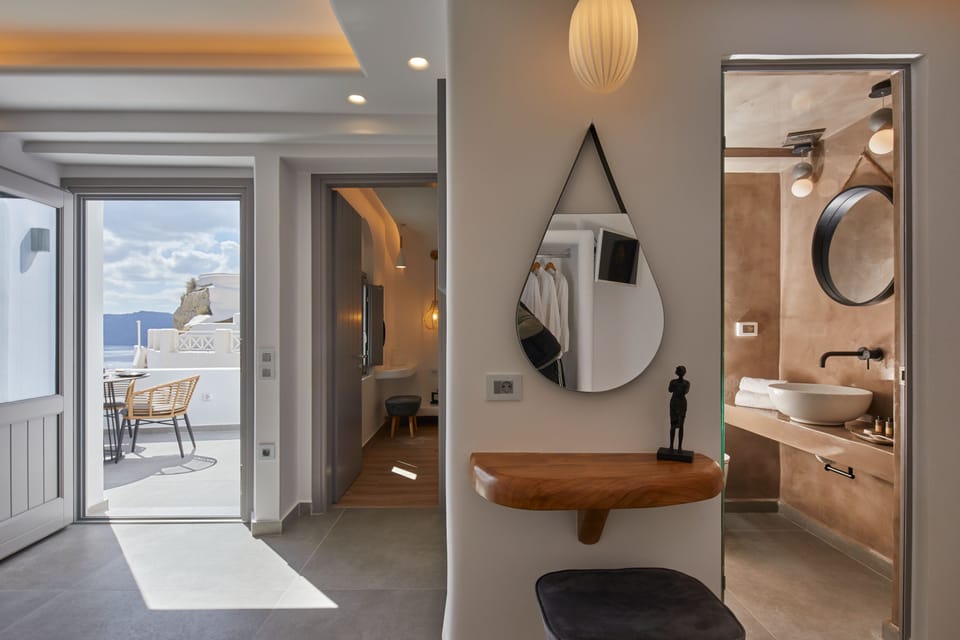 Family Suite, Jetted Tub | Bathroom | Shower, rainfall showerhead, eco-friendly toiletries, hair dryer