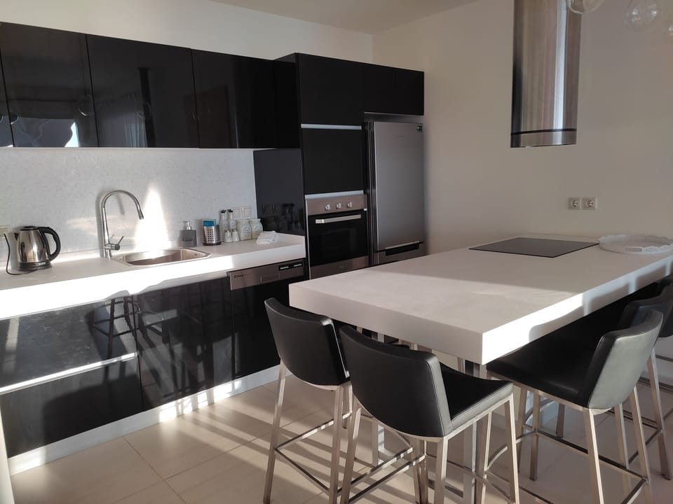 Royal Villa | Private kitchen | Oven, stovetop, dishwasher, espresso maker