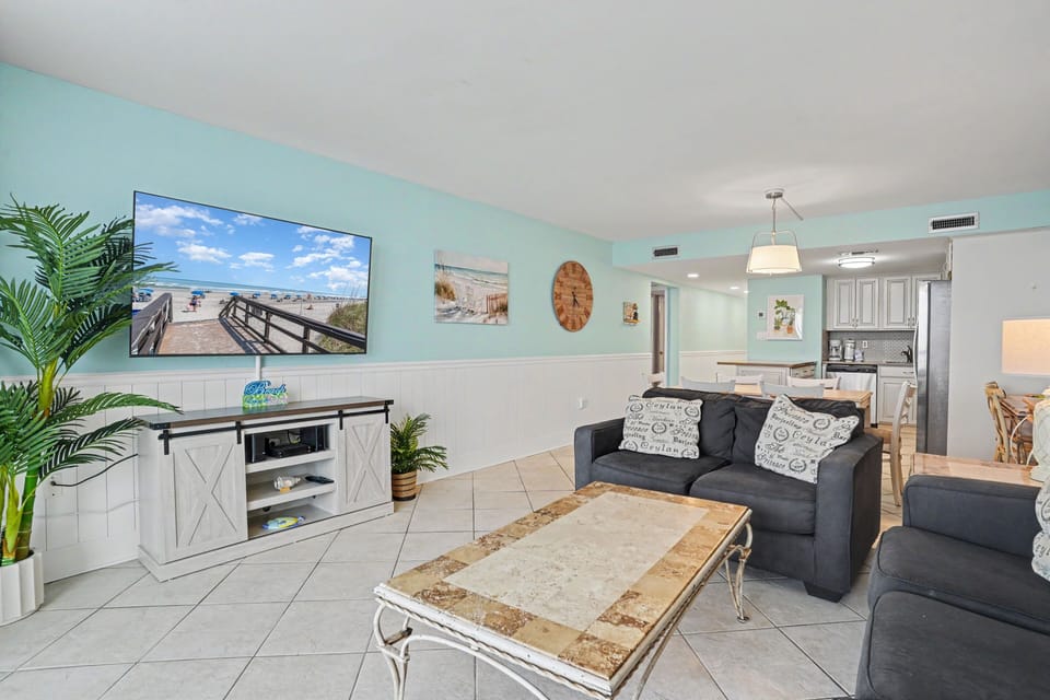 Condo, 3 Bedrooms | Living area