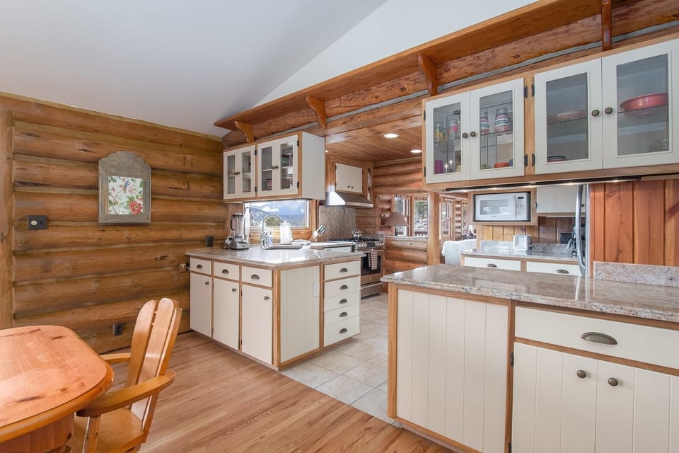 House, 4 Bedrooms | Private kitchen | Fridge, microwave, oven, dishwasher