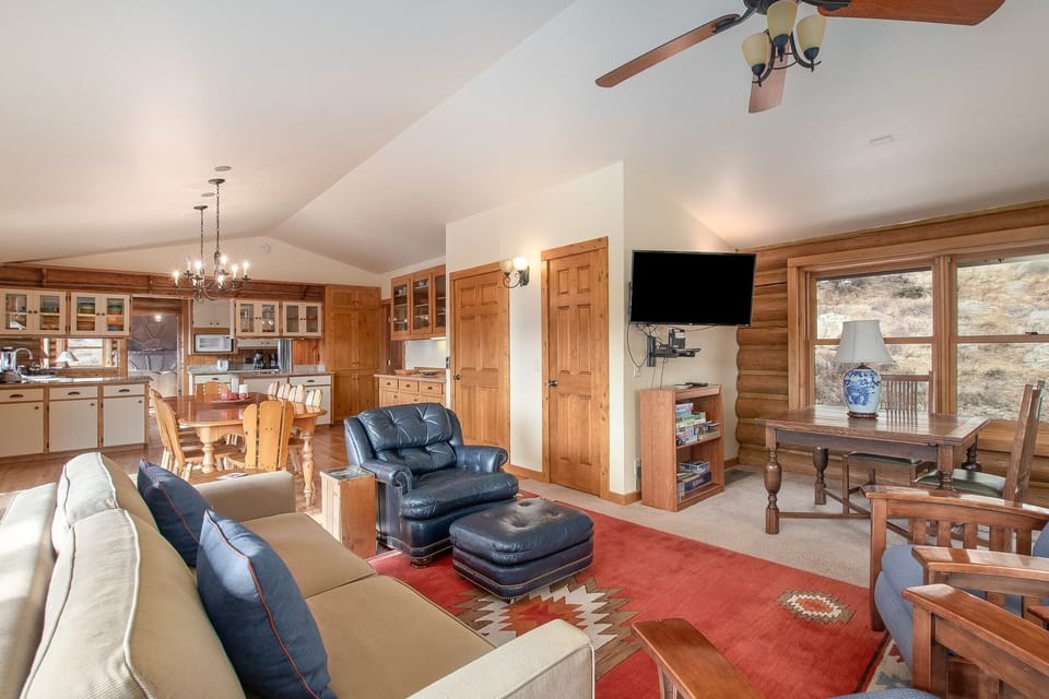 House, 4 Bedrooms | Living room | TV
