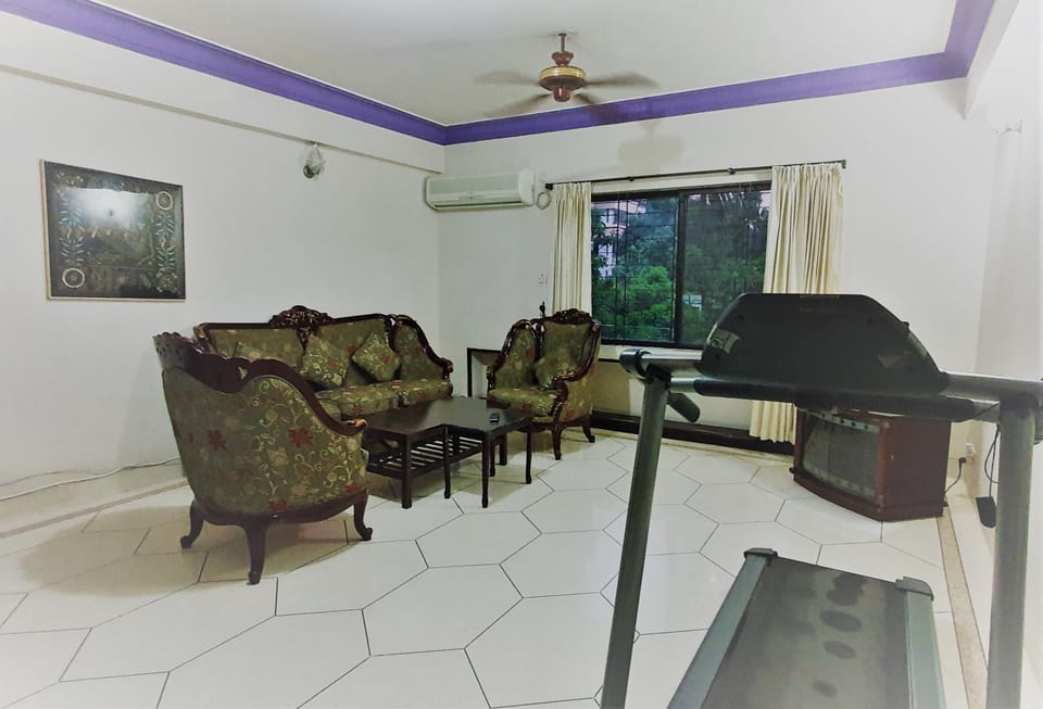 41-inch TV with cable channels, fireplace
