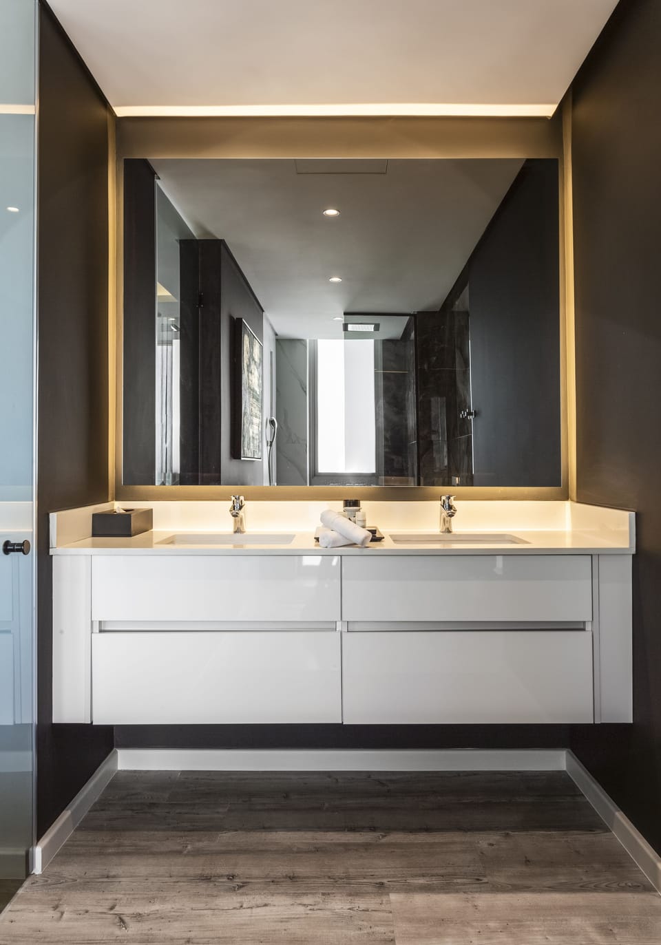 Executive Suite | Bathroom | Shower, free toiletries, hair dryer, bathrobes